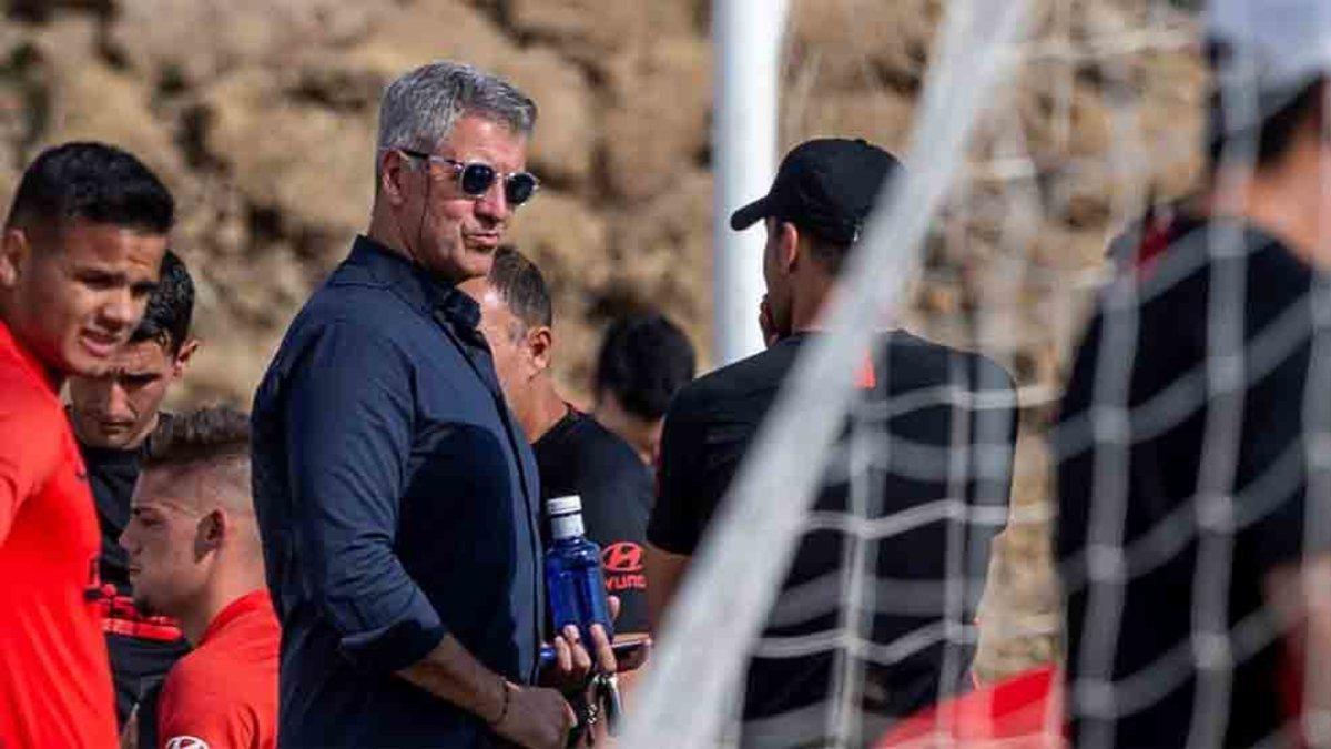 Gil Marín conversa con Simeone durante un entrenamiento