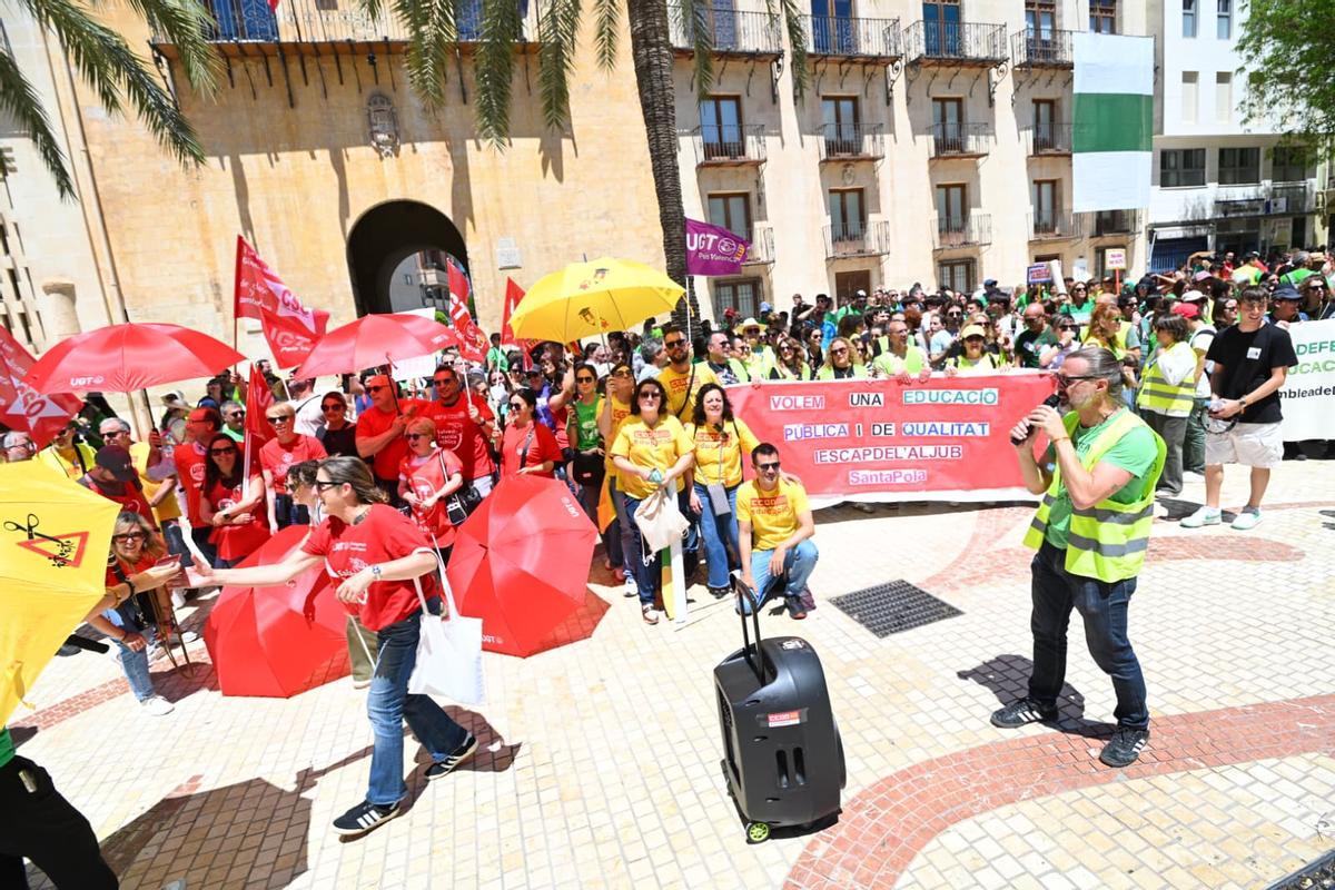 La manifestación de profesores por la huelga educativa llena las calles de Elche