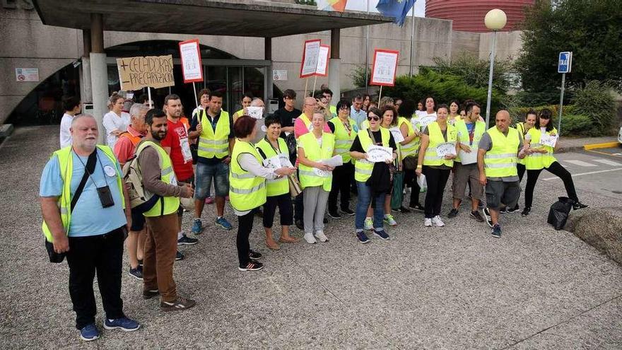 La concentración de los celadores, al llegar al Hospital tras su caminata desde la plaza de Ravella. // Noé Parga