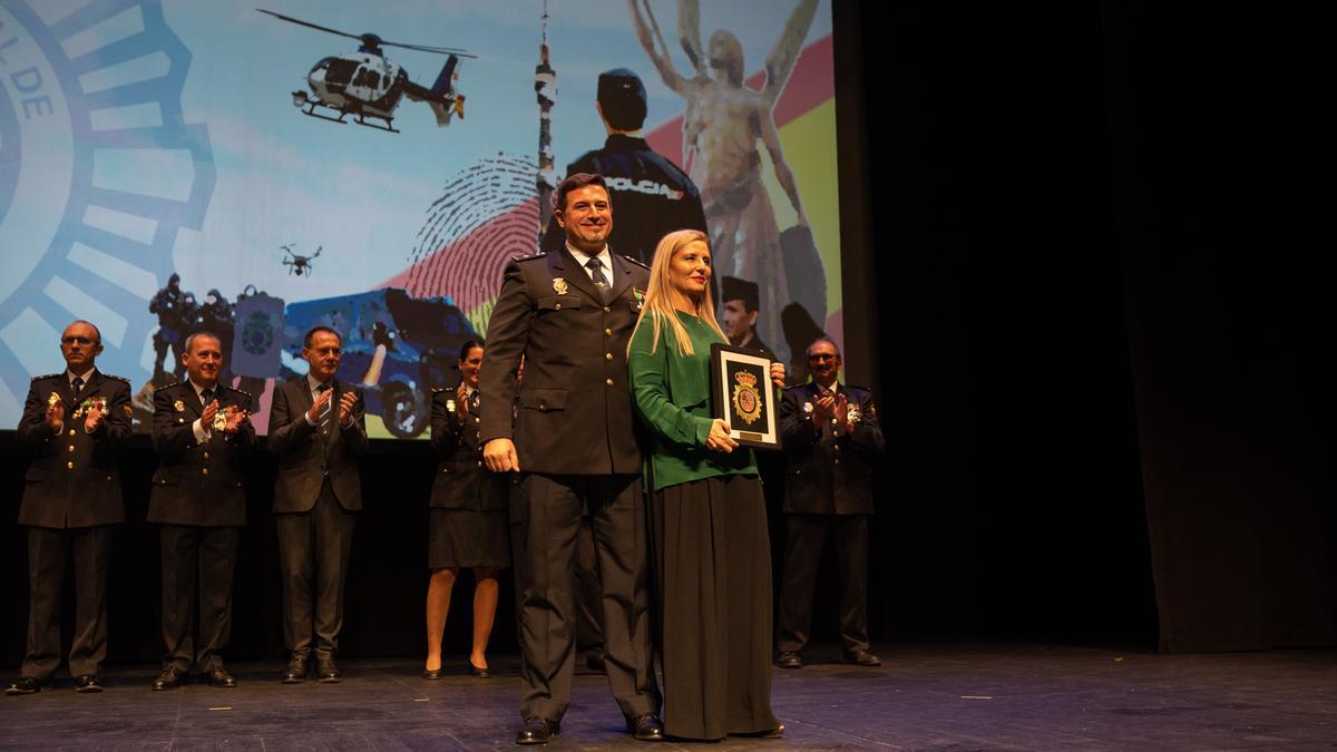 La coordinadora de Enfermería de Zamora recibe el escudo de la Policía Nacional.