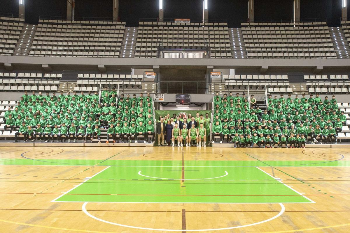Imagen de familia del Amics del Bàsquet Castelló 2025/2026, en su presentación.
