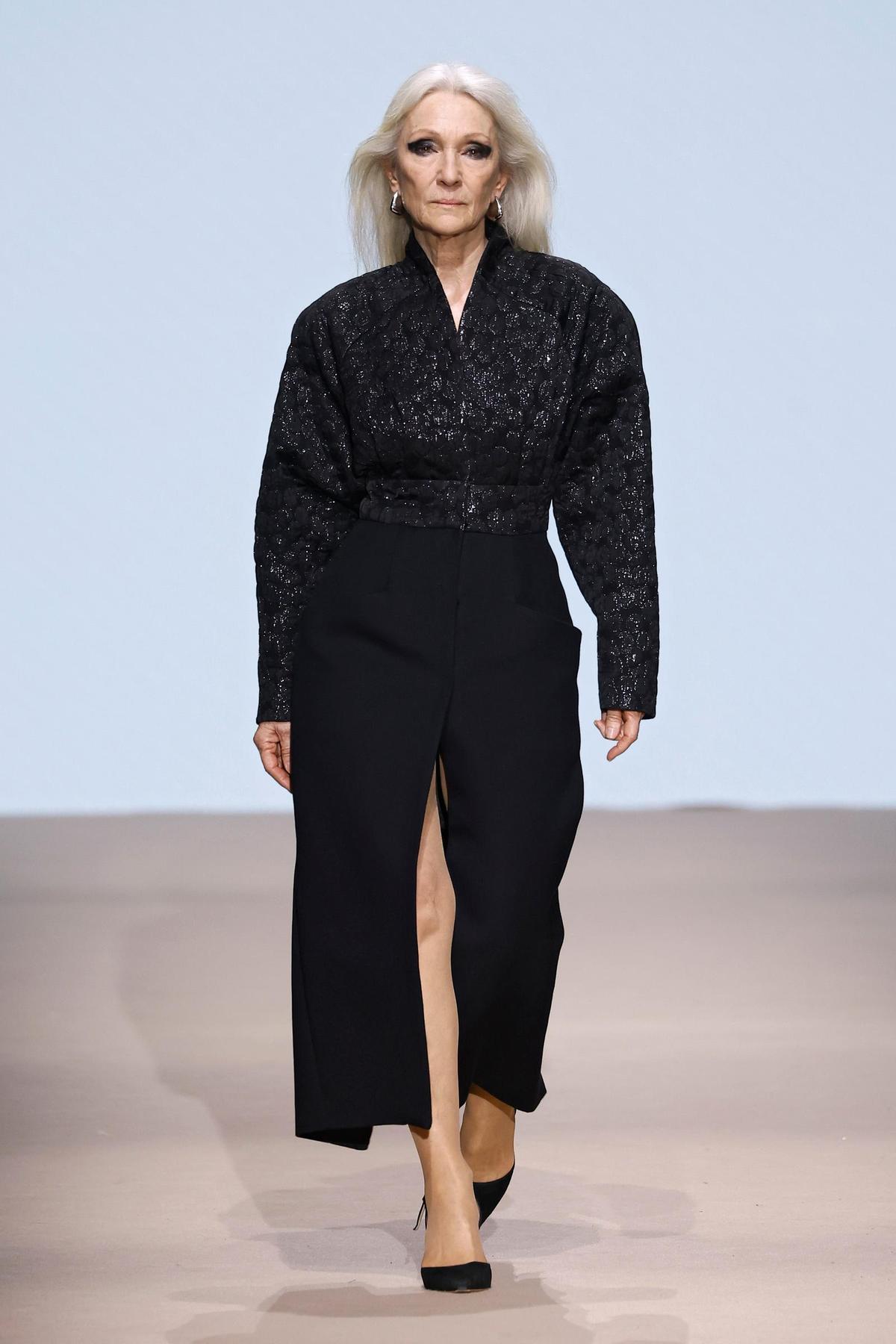 Ángel Schlesser construye una colección muy centrada en el negro.