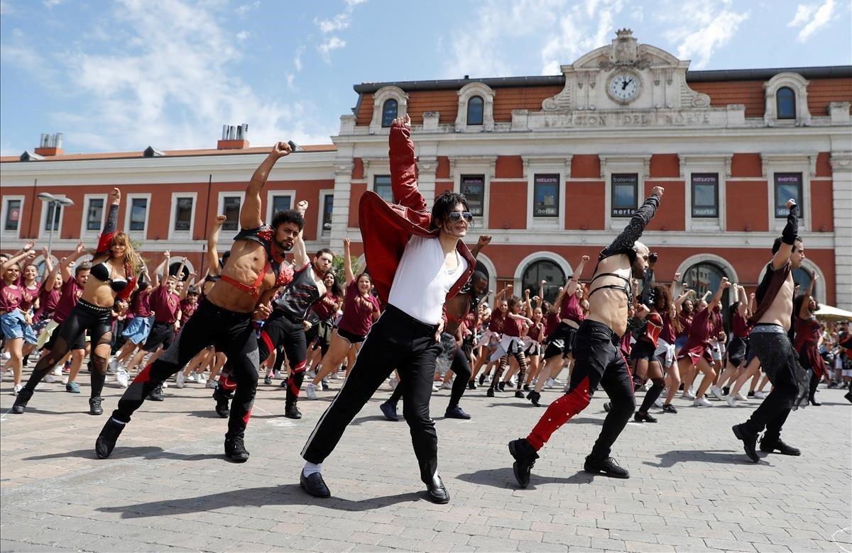 El elenco del musical Forever realizan un flashmob en homenaje a Michael Jackson con motivo del décimo aniversario de su muerte, esta mañana en la explanada de la estación Príncipe Pío(Madrid).