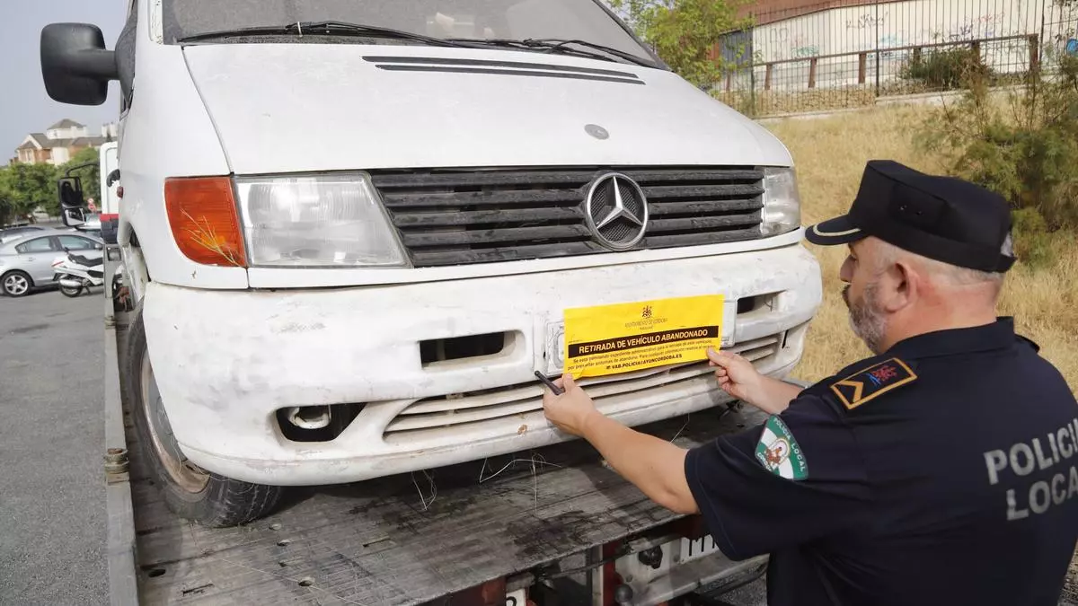 Córdoba retirará 2.500 coches abandonados de sus calles en menos de un año