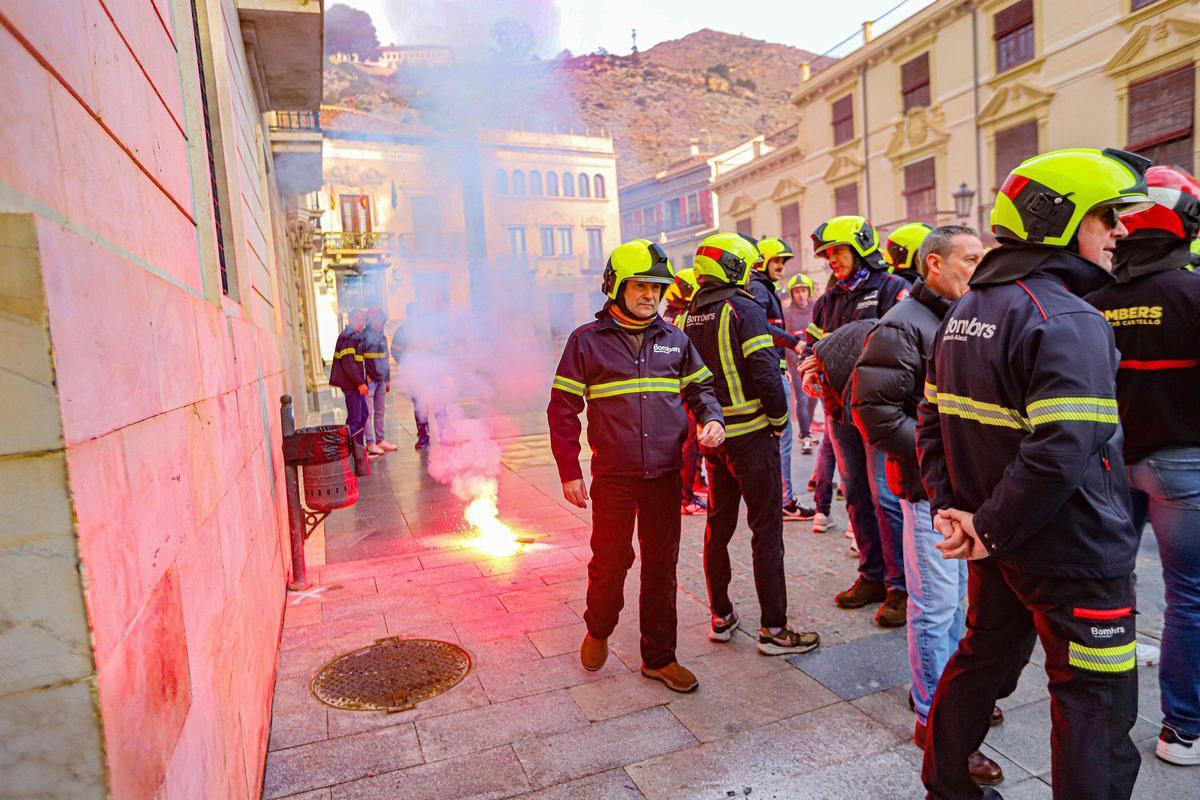 Protesta de los bomberos ante el pleno del Consell contra la Unidad ...