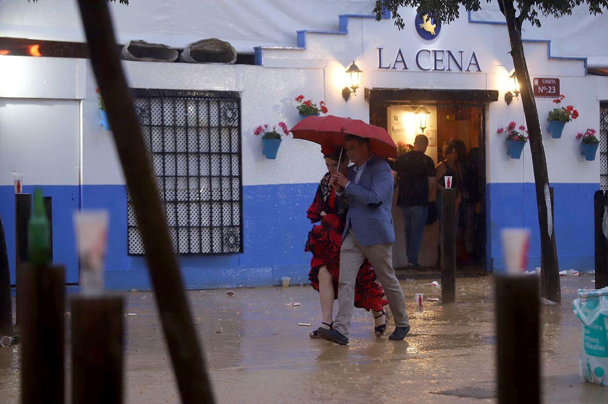 Cordobeses se protegen de la lluvia en El Arenal.