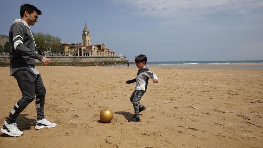 El futbolista Natalio Lorenzo pelotea con su hijo, Bruno.