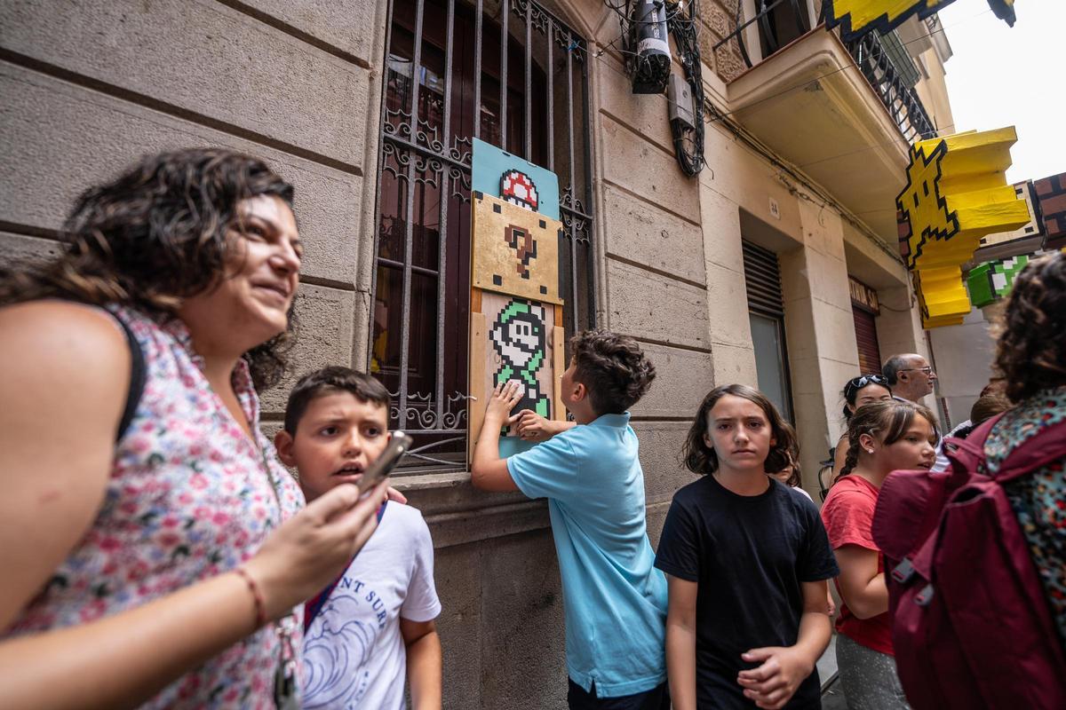 Ambiente en la calle de Fraternitat de Dalt durante las fiestas de Gràcia 2024.