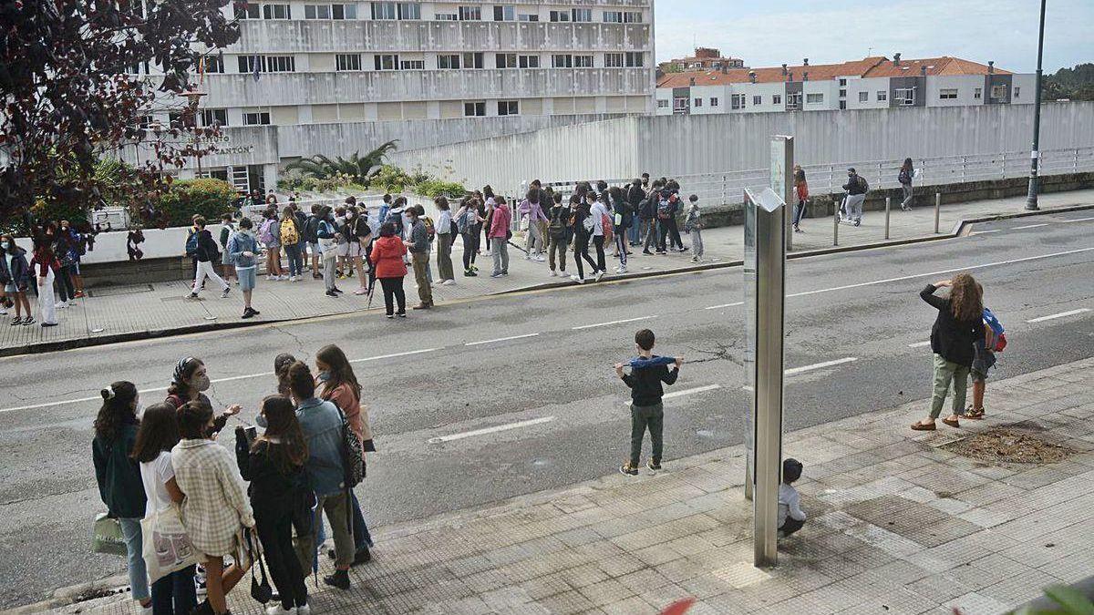 La calle Reina Victoria, cerrada al tráfico con escolares del instituto Sánchez Cantón