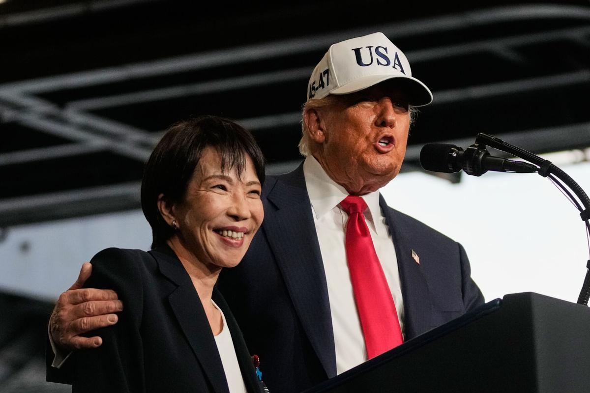 El presidente de EEUU, Donald Trump, y la primera ministra de Japón, Sanae Takaichi, durante la visita que han realizado a la base naval estadounidense en Yokosuka, este martes.