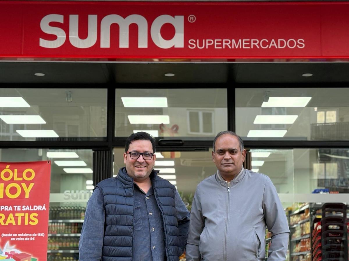 Eduard y Shouyak, responsables del nuevo supermercado Suma en Can Capes.