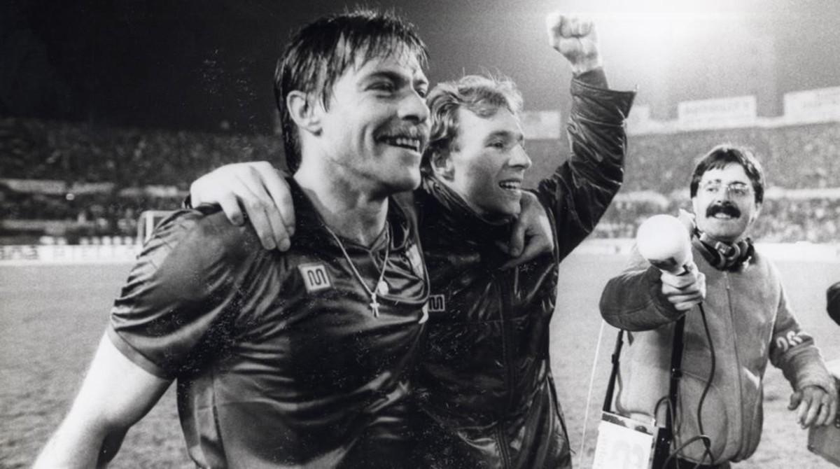Migueli y Archibald celebran la clasificación del Barça tras empatar en Turín frente a la Juventus (1-1) en 1986.