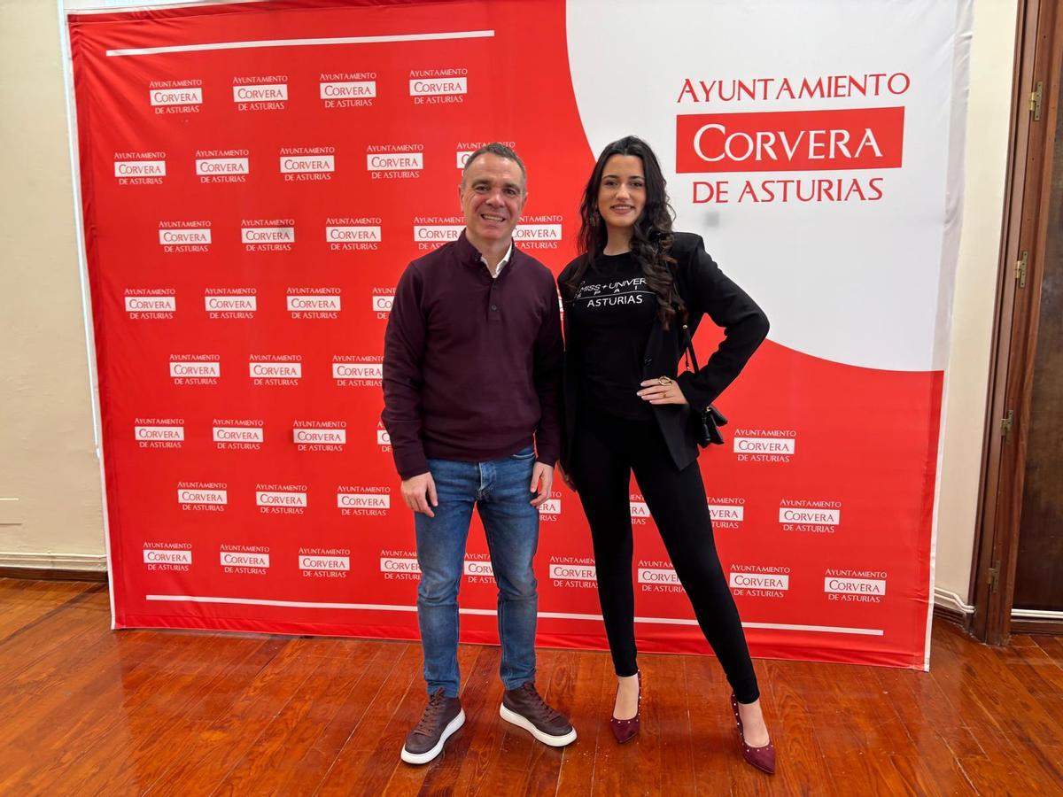 El alcalde de Corvera, Iván Fernández, junto a Paula Garlán.