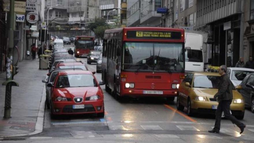 Un bus transita por el medio de dos carriles en Federico Tapia. / adrián subiela