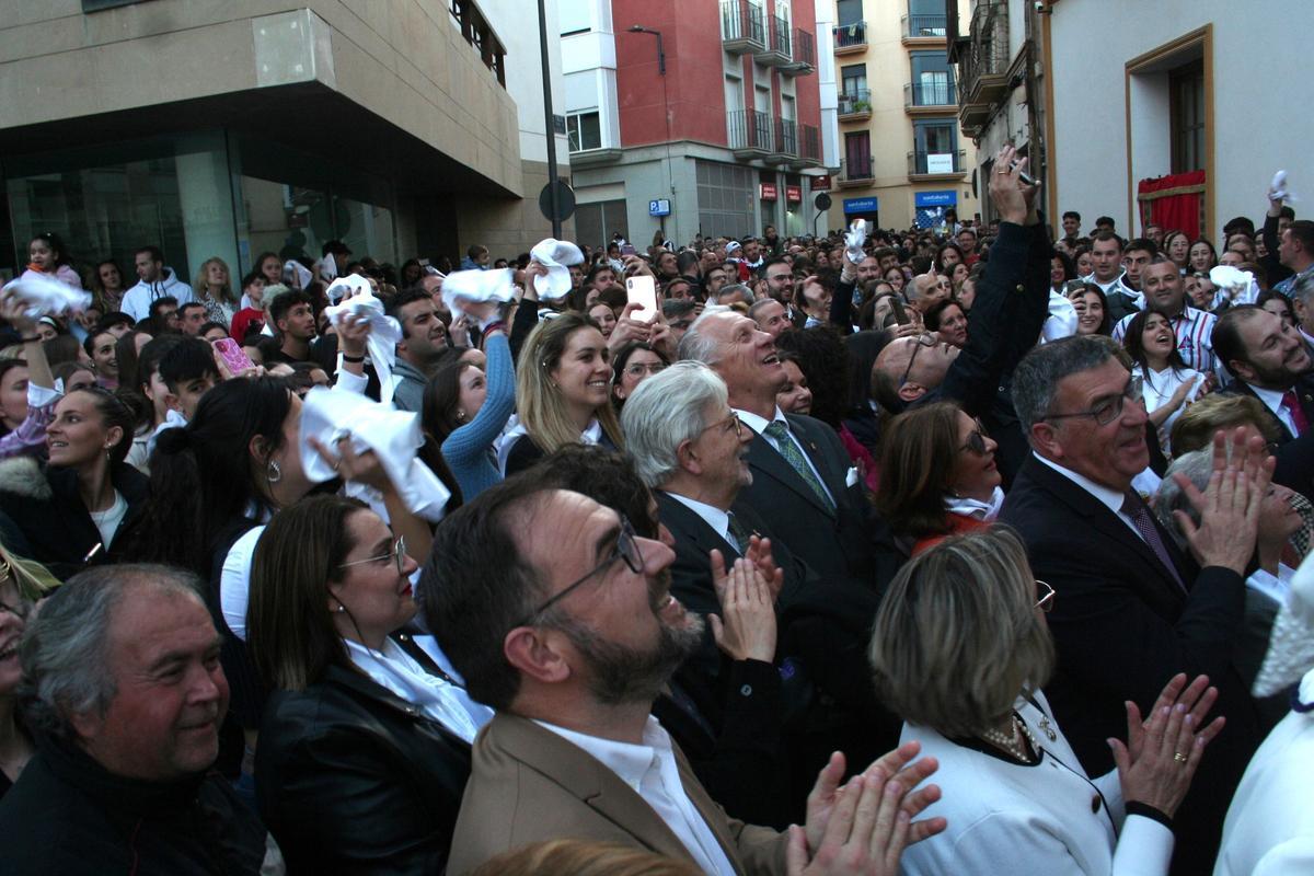 Los blancos abarrotaban el Carril de Caldereros y Plaza Real mientras su presidente, Ramón Mateos, hablaba desde el balcón principal de la Casa del Paso.