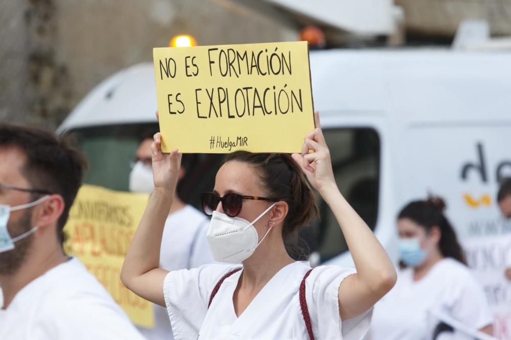 Cientos de médicos residentes se vuelven a manifestar por las calles de Alicante