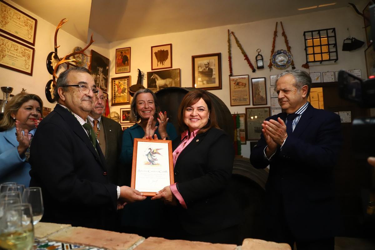 Antonia Carmona recibe el distintivo Señora de las Tabernas.