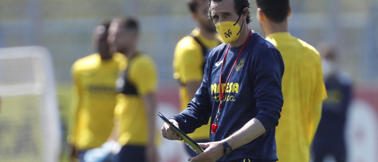 Unai Emery da instrucciones durante un entrenamiento del Villarreal.