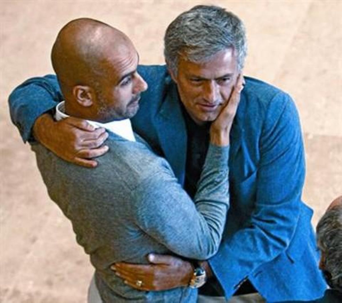 Guardiola i Mourinho s’abracen en la reunió d’entrenadors de la UEFA a Nyon, ahir. Guardiola i Mourinho s’abracen en la reunió d’entrenadors de la UEFA a Nyon, ahir.