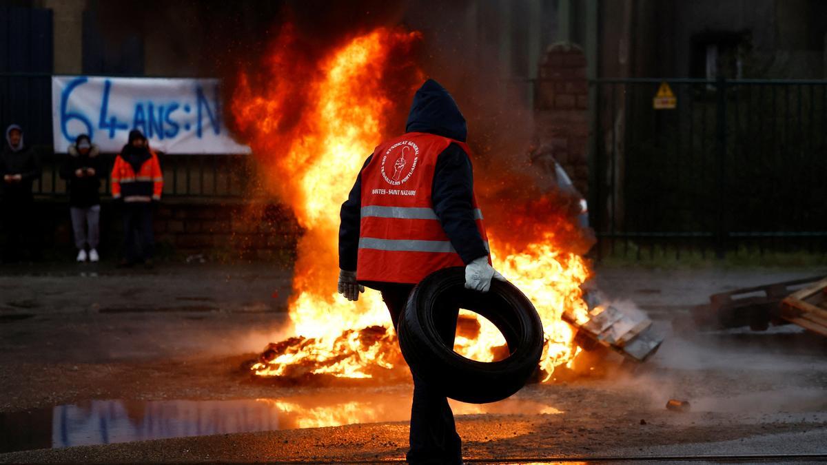 Manifestantes protestan contra el plan de reforma de pensiones del Gobierno francés.