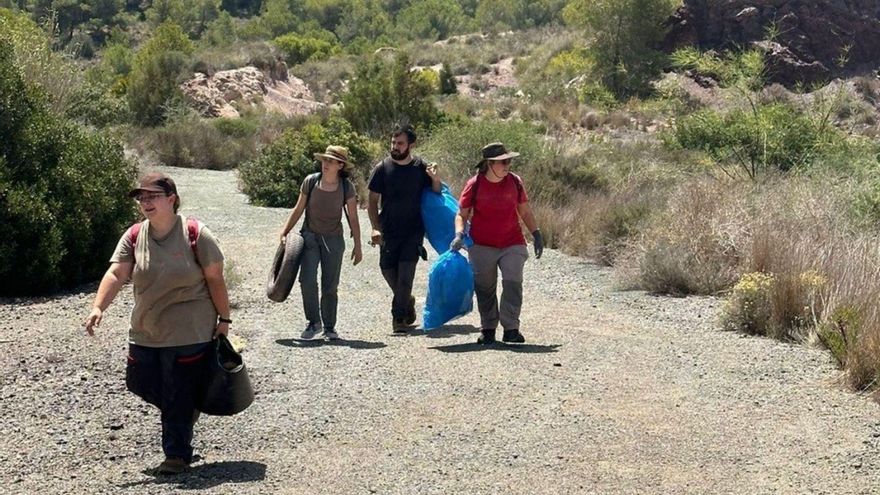 Voluntarios realizando jornadas de limpieza de una de las zonas.