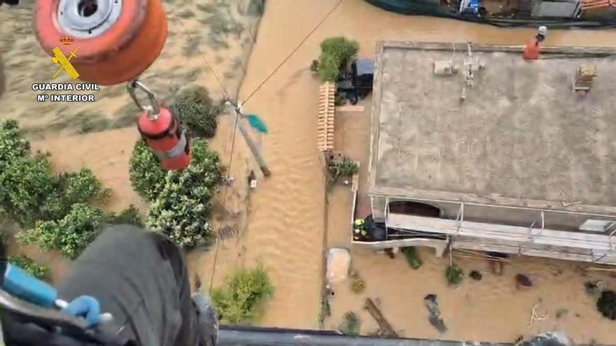 Imágenes de rescates del helicóptero de la zona de Aragón de la Guardia Civil en Oliva (Valencia)