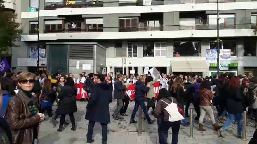 Vídeo: Els metges gironins aplaudeixen els mestres en vaga