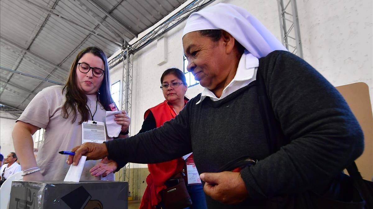 zentauroepp46815238 a nun casts her vote during the salvadorean presidential ele190203195552