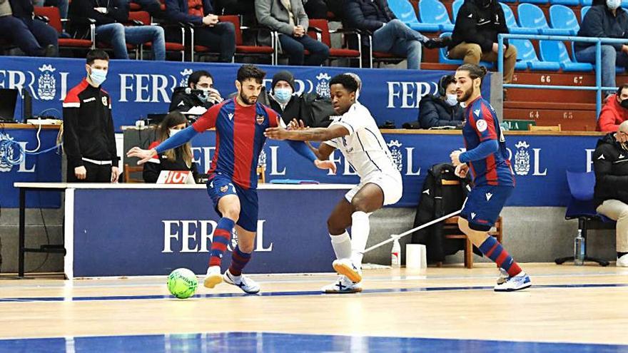 Una accion del partido de ayer en Ferrol.  | LEVANTEUD.COM