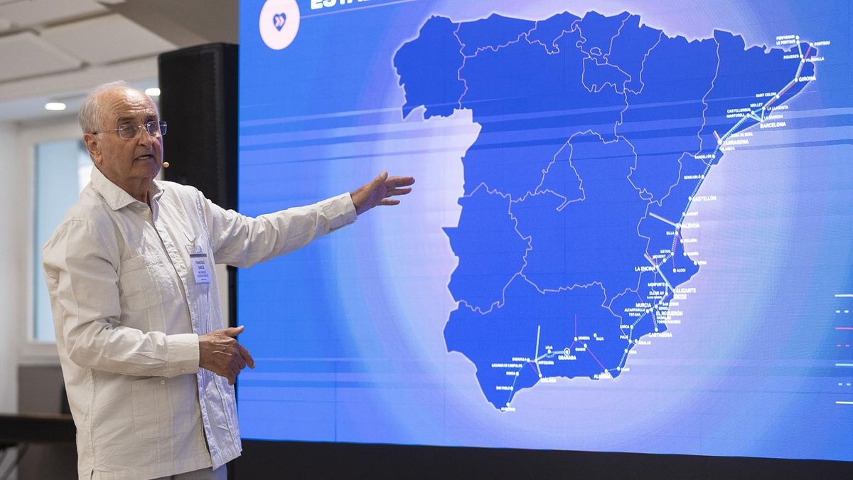 Un momento de la explicación de Paco García sobre el estado de las obras del Corredor Mediterráneo.