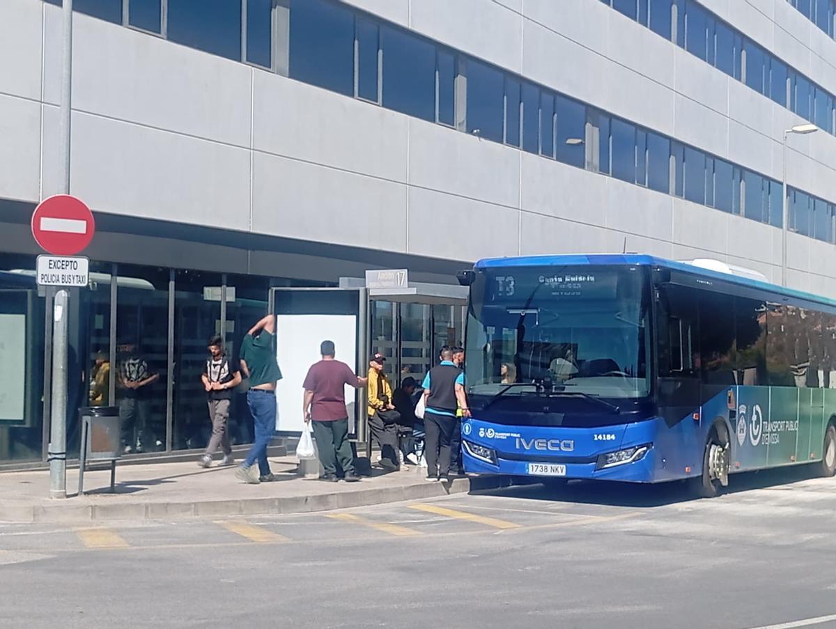 Gente esperando en la parada de la estación de buses de Ibiza la tarde de este sábado.