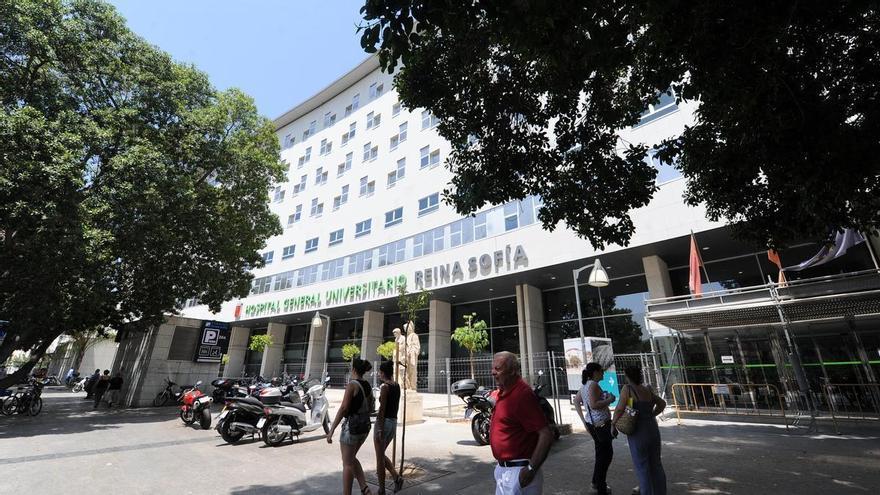 Mareos en el Hospital Reina Sofía por la falta de aire acondicionado en el servicio de Extracciones