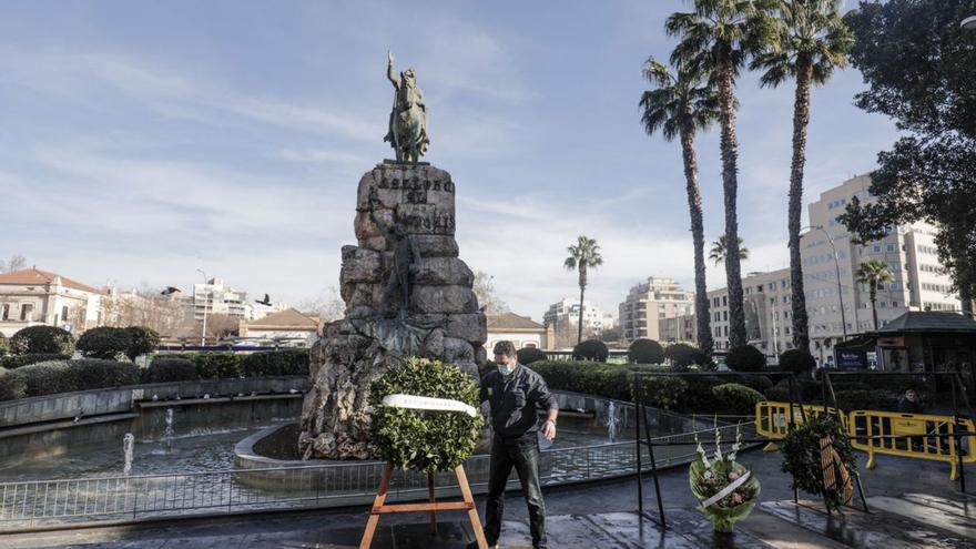 Una ofrenda floral al Rei en Jaume con cuentagotas durante todo el día