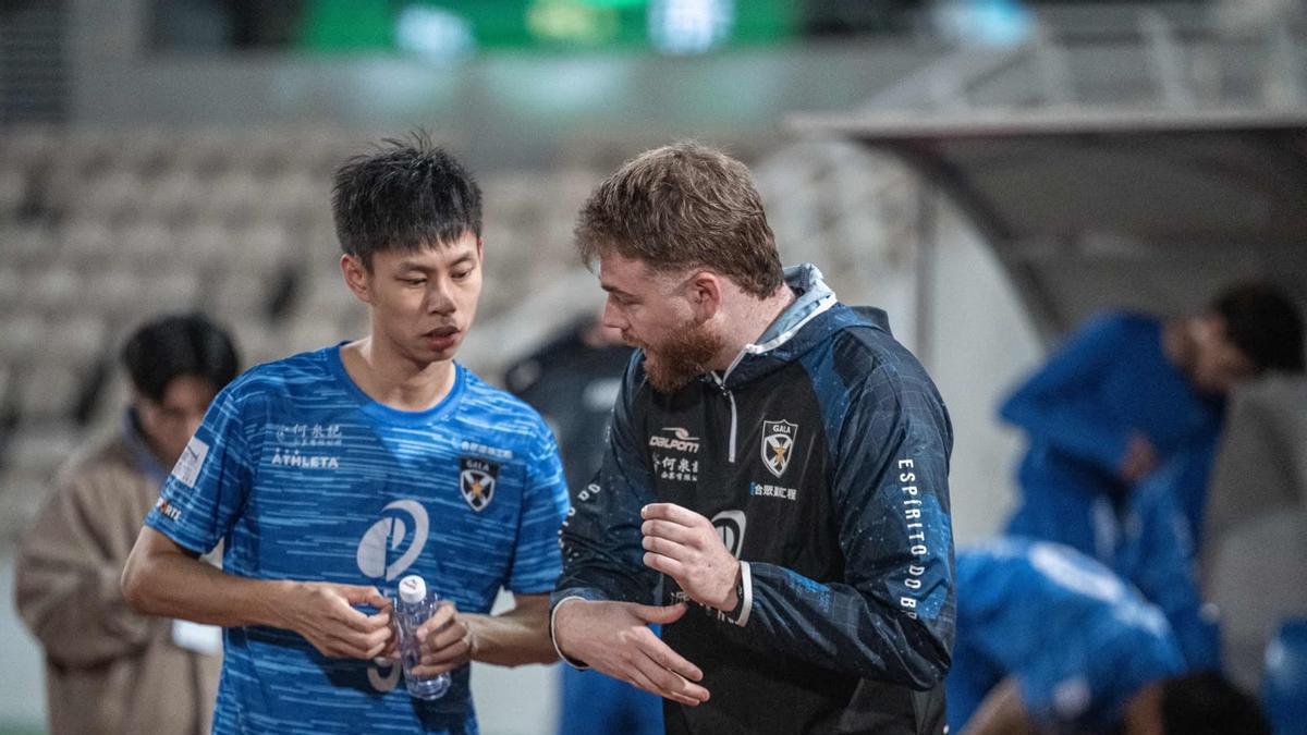 Àlex España donant instruccions en un partit del Gala FC de Macau.