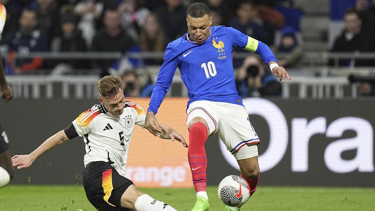 Kimmich pelea un balón con Mbappé en un Francia - Alemania