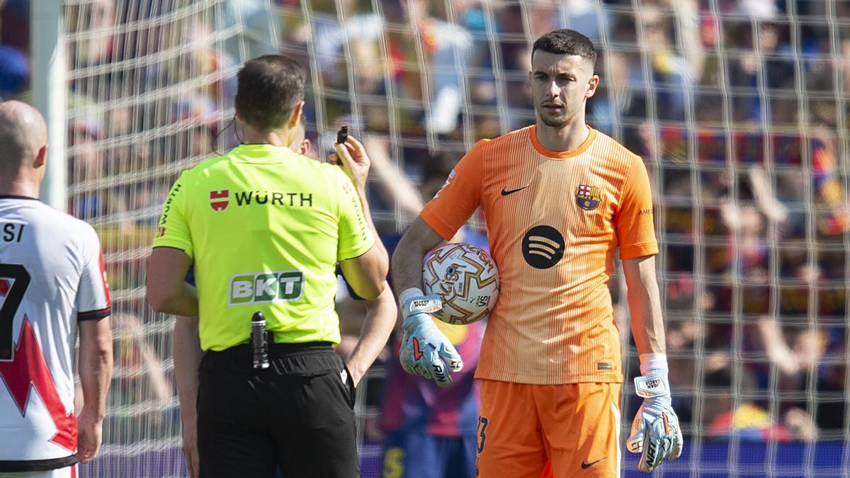 Joan García se dirige al árbitro Adrián Cordero