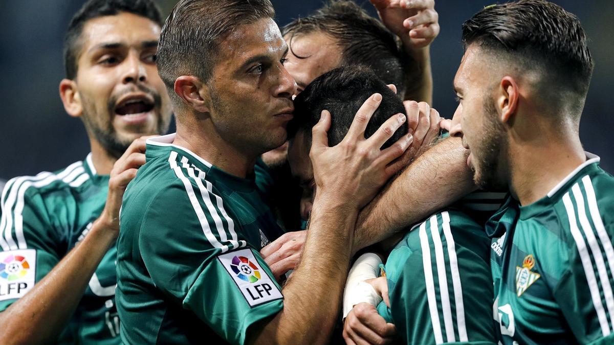 Joaquín celebra un gol del Betis en Málaga. / Efe