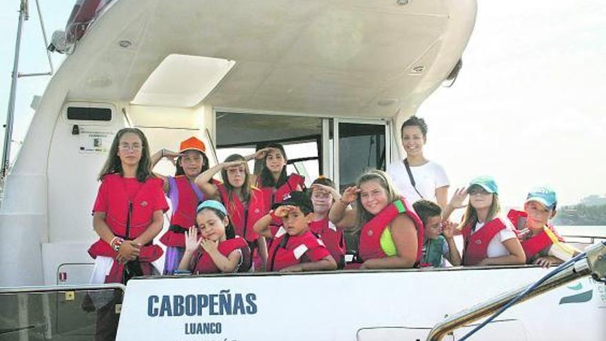 Los niños, a bordo del catamarán que navega hasta el Cabo Peñas.