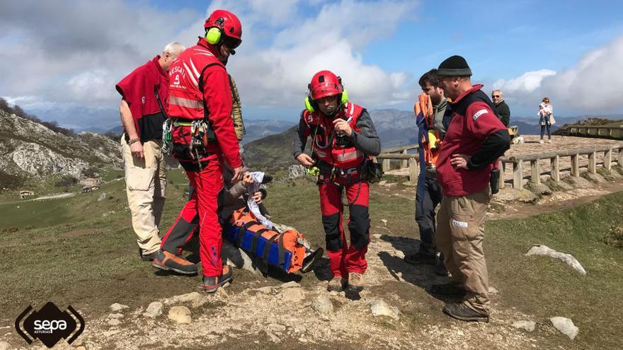 La mujer, atendida por los servicios de emergencia.