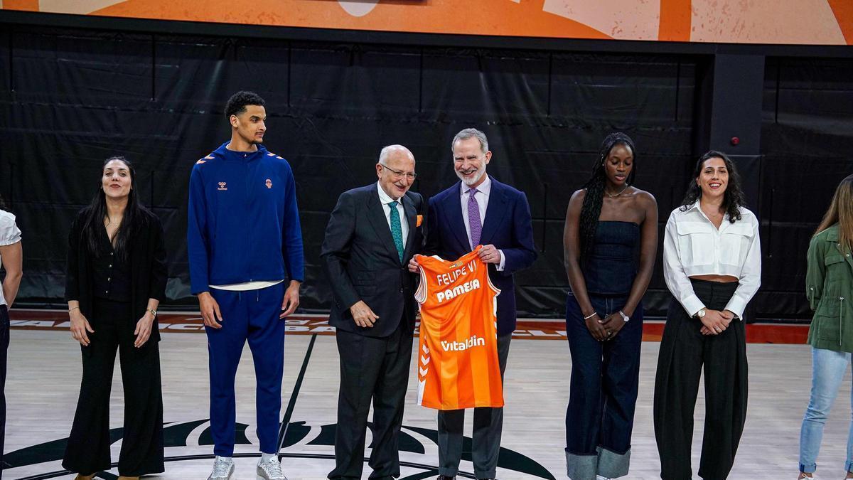 Felipe VI junto a Juan Roig y jugadores y jugadoras taronja