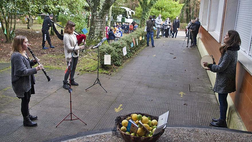 O Foxo recibe a Miro Villar pola reedición da obra “O Nariz de Fiz”