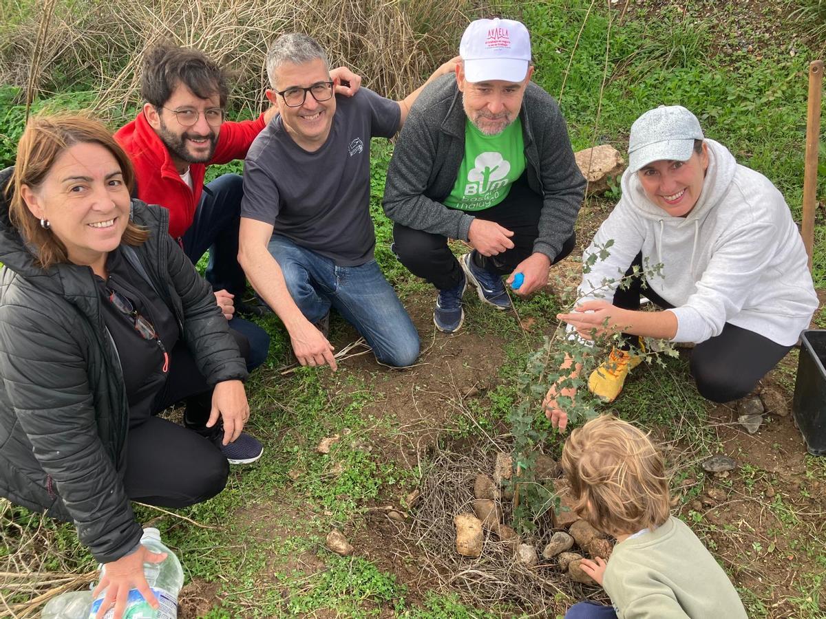Voluntarios de la plataforma Bosque Urbano Málaga plantan 60 árbolesen los antiguos terrenos de Repsol