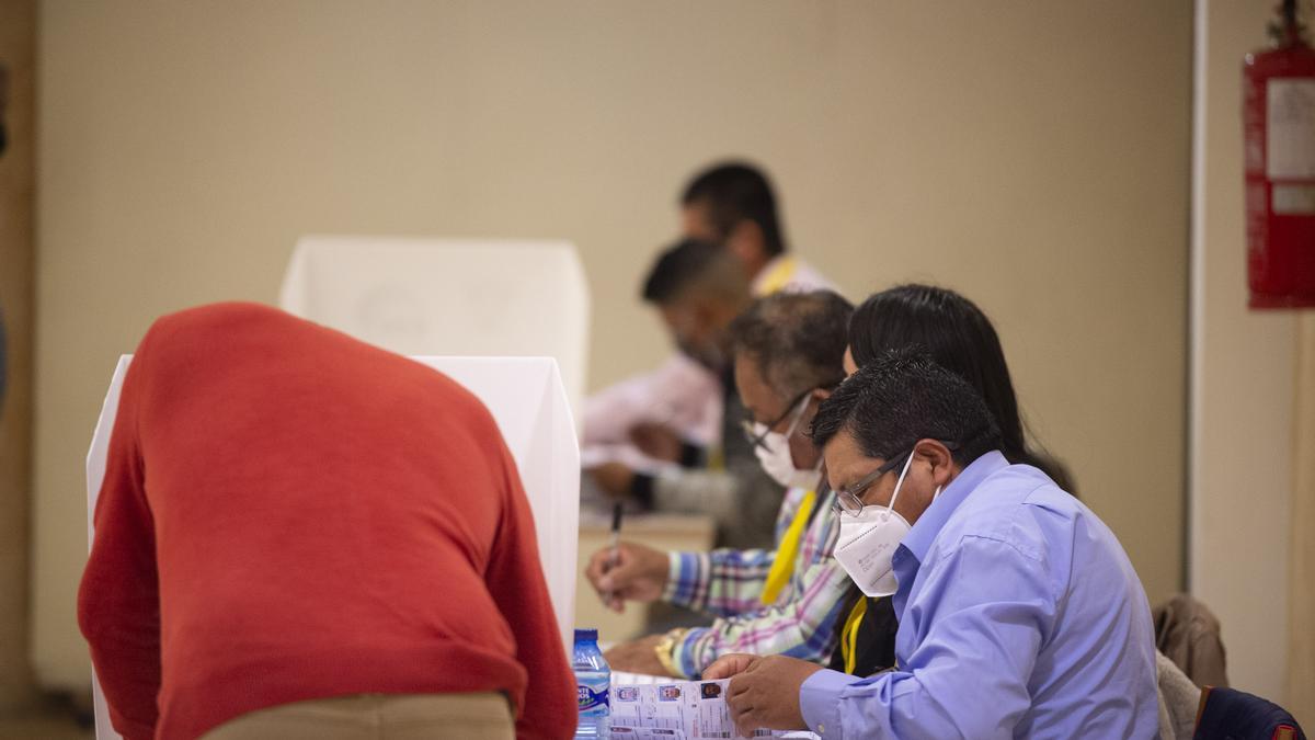 Los ecuatorianos residentes en la Región votan en la segunda vuelta de las elecciones de su país