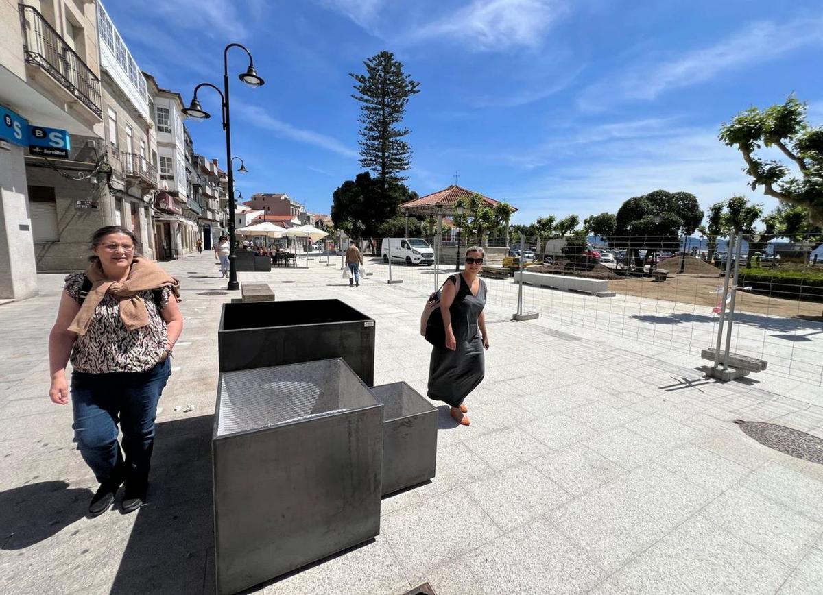 La arquitecta del Pepri y la concejala de Obras e Servizos, supervisando ayer la actuación. | S.Á.