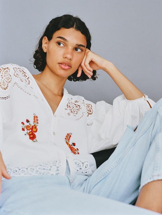 Camisa blanca con detalles florales de Zara