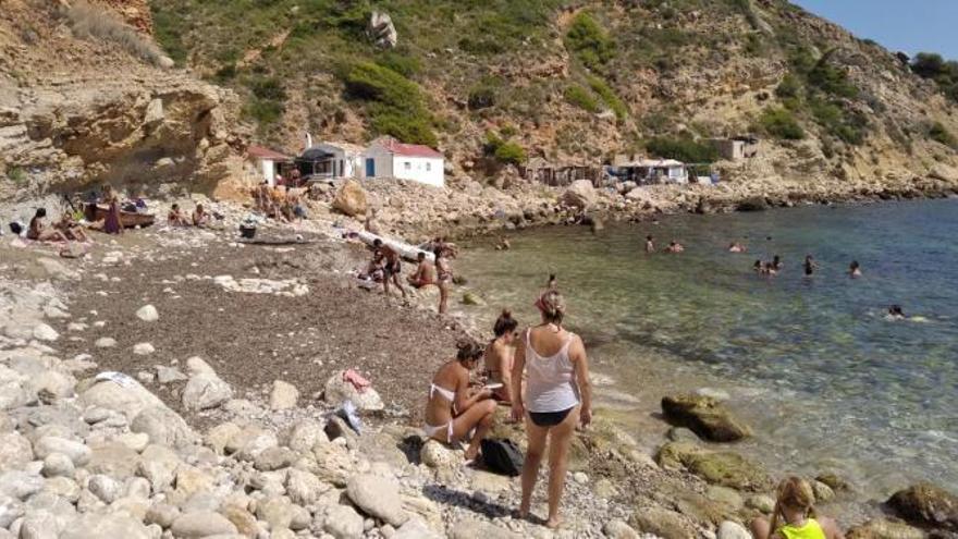 Embarcaciones y motos de agua irrumpen en la cala sin balizar de Llebeig