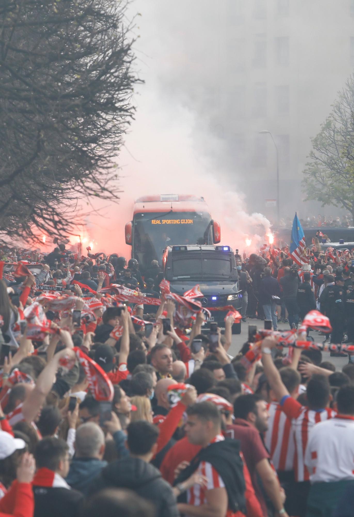 EN IMÁGENES: Así fue el recibimiento al autobús del Sporting en El Molinón