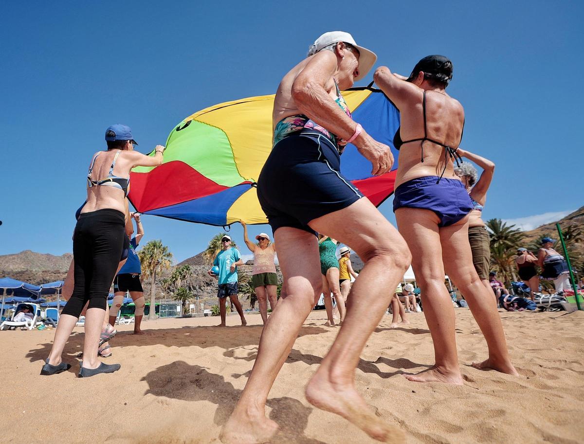 Olimpiadas Playeras en la playa de Las Teresitas por el Día de Los Abuelos y Abuelas Olimpiadas Playeras en la playa de Las Teresitas por el Día de Los Abuelos y Abuelas