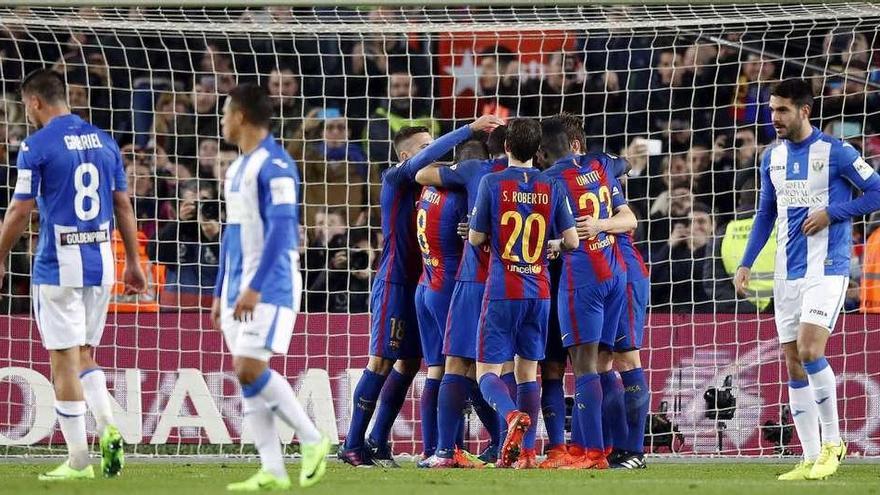 Los jugadores del Barça celebran el gol del triunfo ante los del Leganés, con Pablo Insua a la derecha de la imagen.