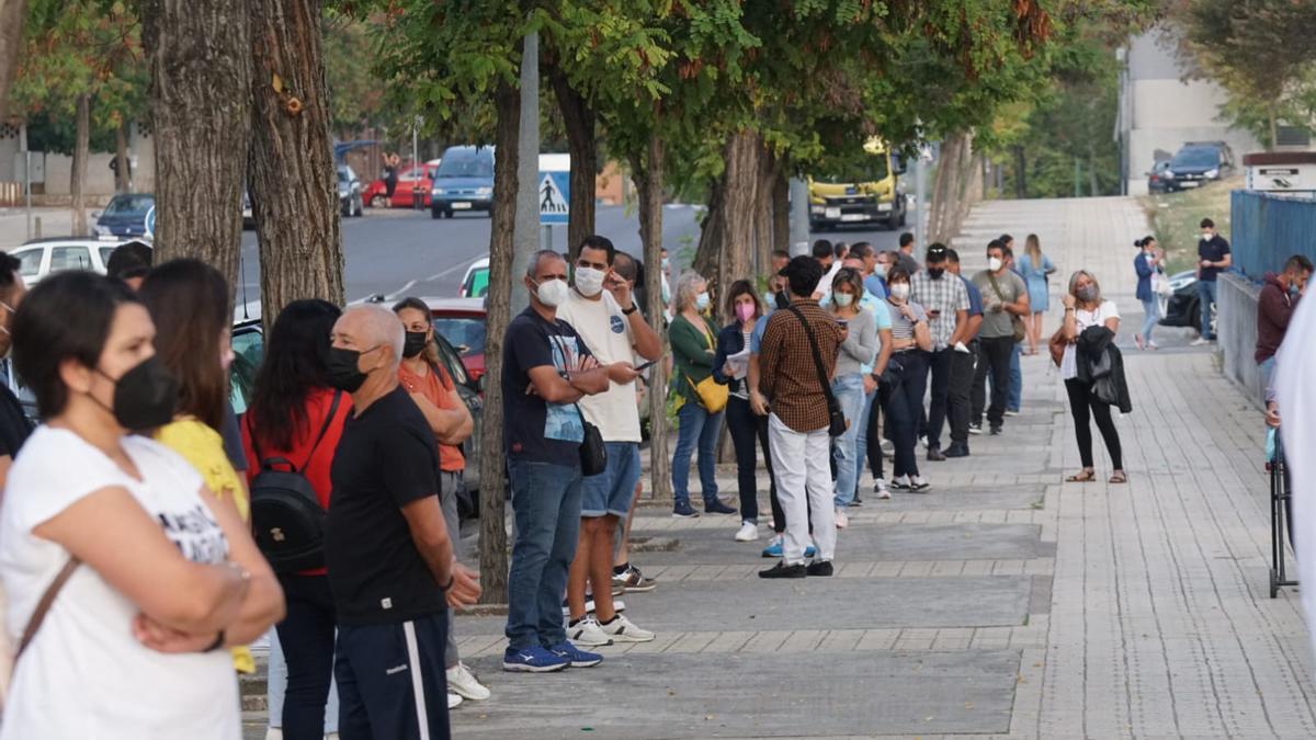 Aspirantes a las plazas de Sadeco esperando para entrar hoy al IMD del Guadalquivir, donde se hace la prueba.